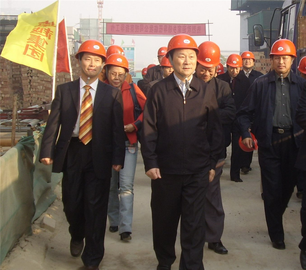 12湖北省副省长赵斌在刘雁飞的陪同下视察JDB电子公司在西安的建设现场